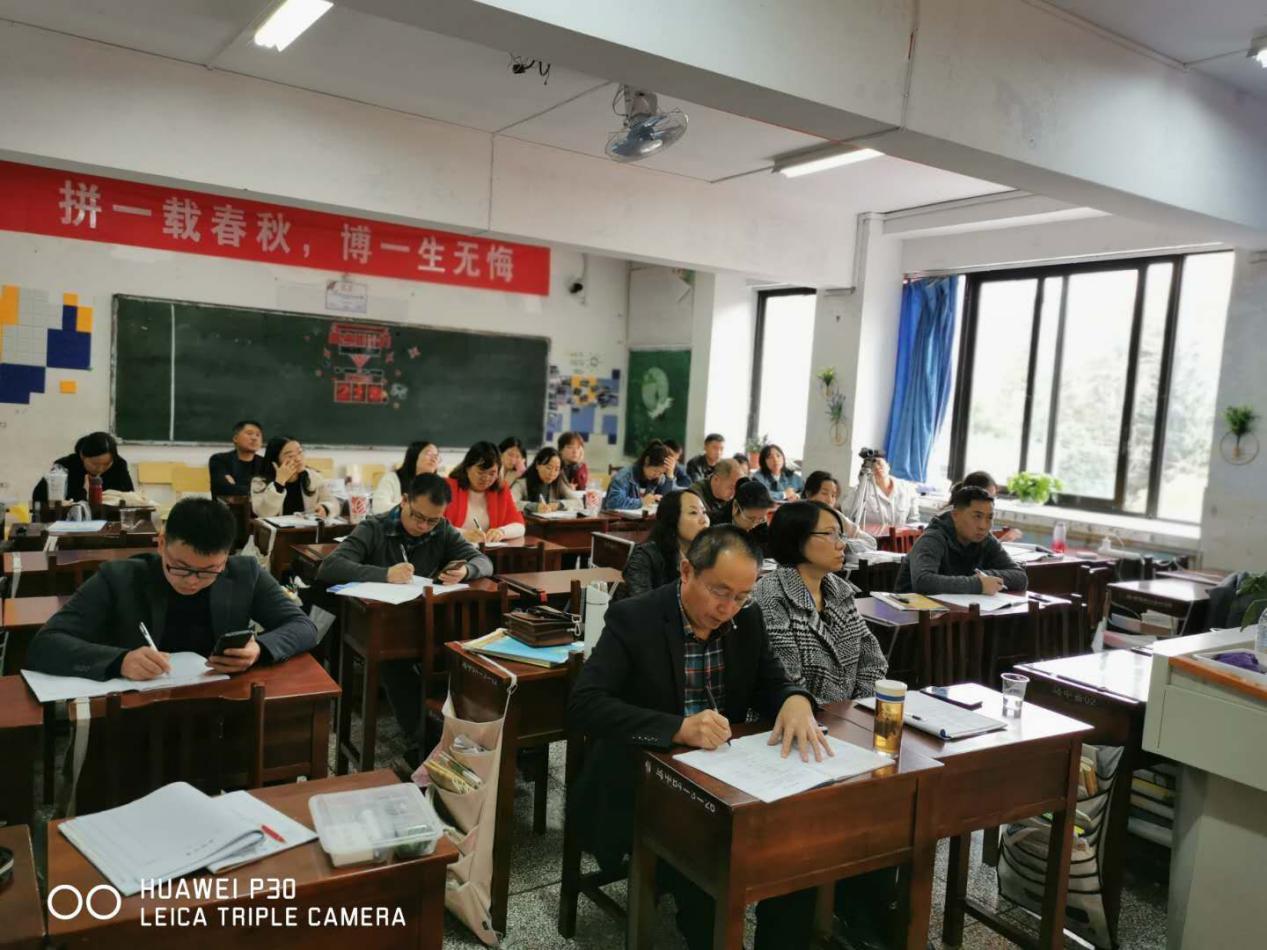 说明: 夏卉芳老师观看云南贵州同课异构比赛