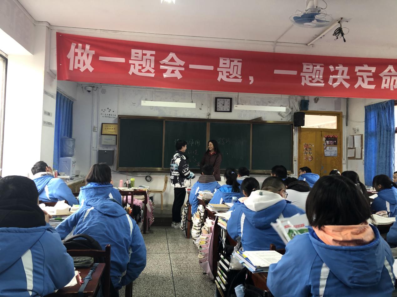 说明: 李锦文老师与彭红娟老师亲切交流